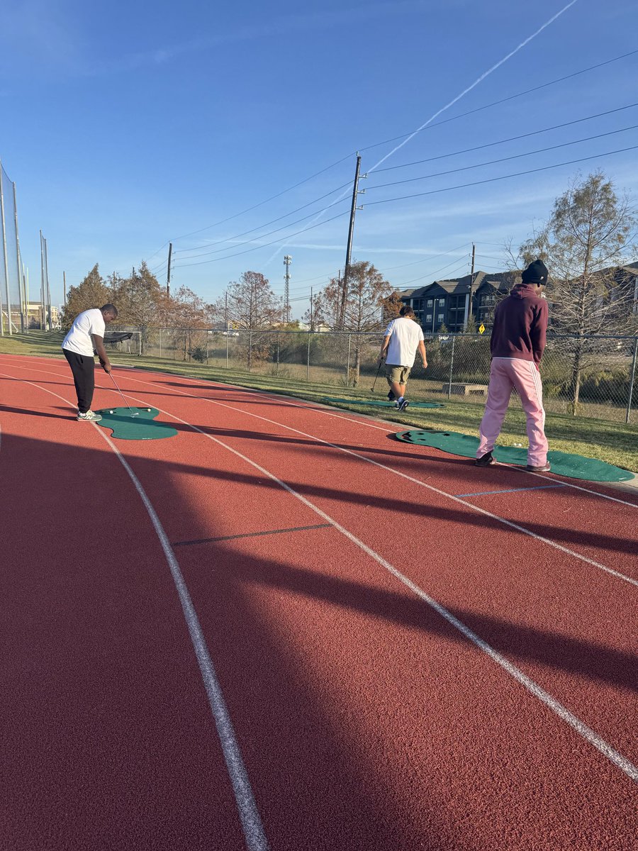 cy_parkgolf's tweet photo. When there is a will, there is a way!  Putting practice on the turf today.  #goldblooded https://t.co/PmQZGMjMmP