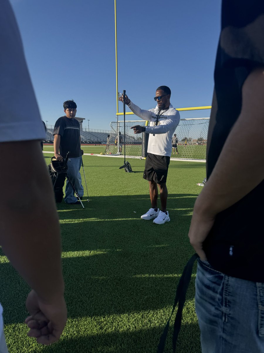 cy_parkgolf's tweet photo. When there is a will, there is a way!  Putting practice on the turf today.  #goldblooded https://t.co/PmQZGMjMmP