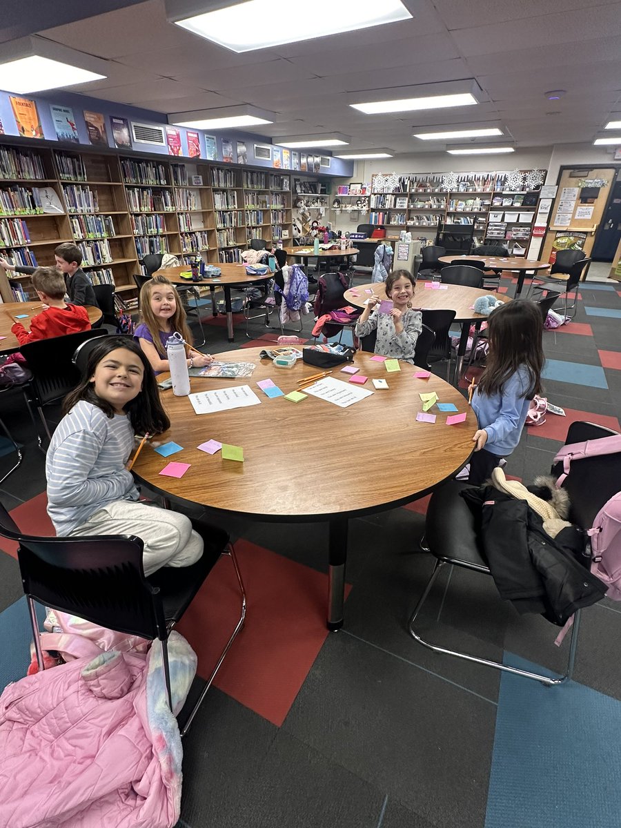 missmcgovernkdg's tweet photo. SW Kindness Club knows that sometimes you just need a kind word or a well timed reminder. We’ve got you! Stop by our “Take What You Need” banner and find a message that resonates with you ❤️ #d124 #beevergreen #kindnessclub https://t.co/VqcIx2fdlp