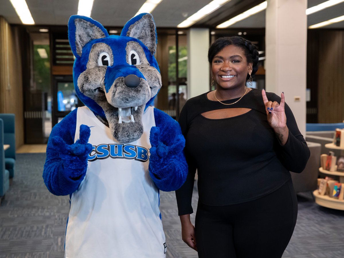 CSUSBNews's tweet image. First generation, Full time CSUSB staff, Proud mom, 3.9 GPA in your major and Graduate!👩‍🎓
Marlena Brown is a true role model who also runs the "Mentoring with Marley" initiative.

Read More:
bit.ly/48CAuJm 
#Coyotepride #Firstgen #CSUSBgrad