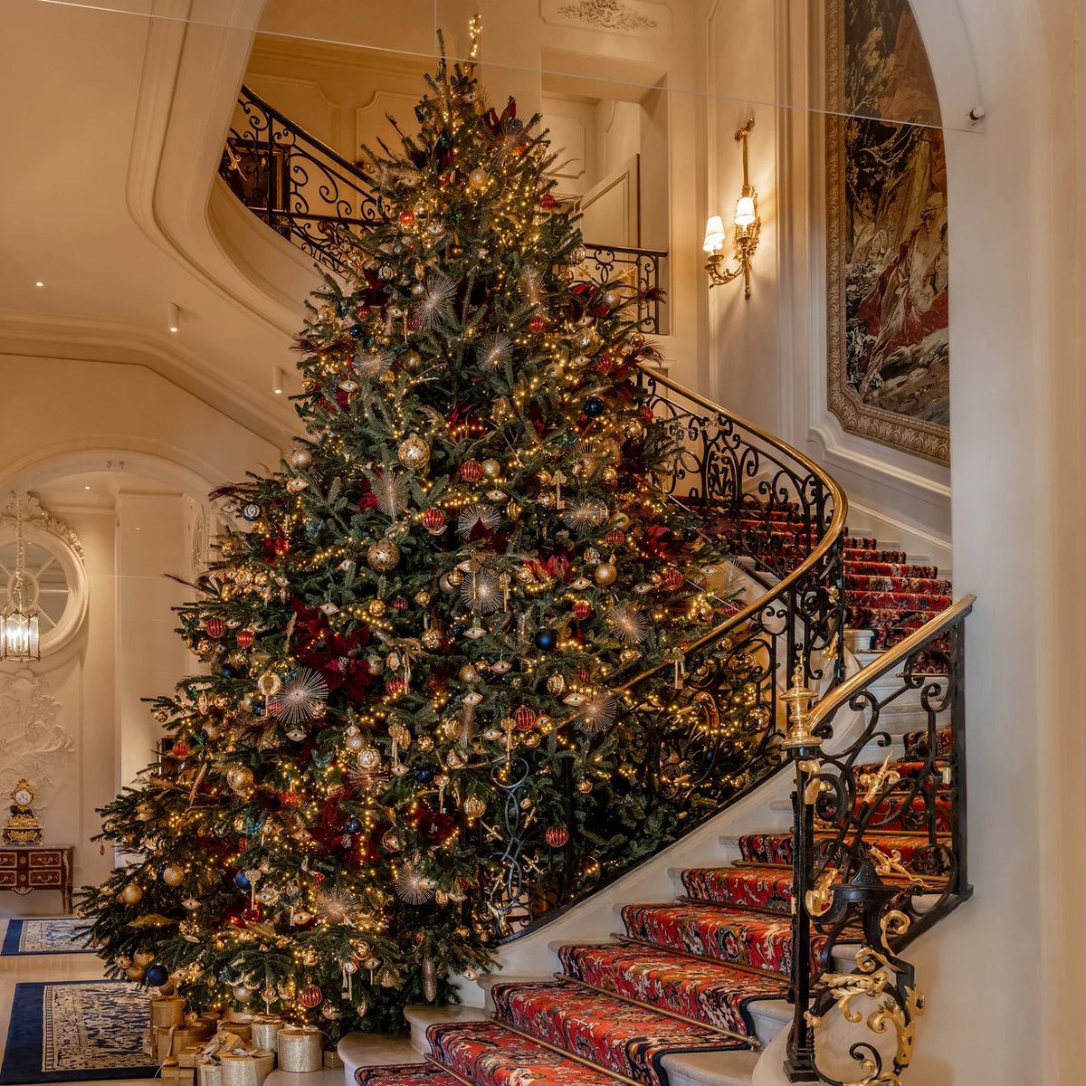 Parisianaes1's tweet image. The Christmas tree at the Ritz Paris is sublime 🎄