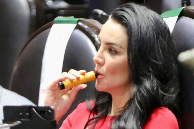 La foto de una legisladora de Morena vapeando en pleno recinto sigue siendo un recordatorio incómodo ahora que su bancada impulsa la criminalización del vapeo. No es un tema de salud pública, es el descaro de quienes legislan prohibiciones que ellos mismos no están dispuestos a