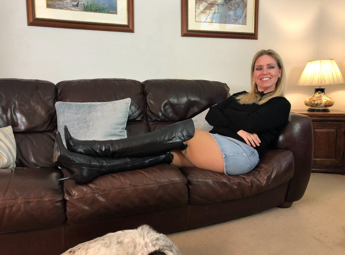 smokeyplaces20's tweet photo. Cosy black rollneck + denim mini + tan tights this evening 🖤 Now… over-the-knee stiletto boots or comfy heels?! 👠 Which do you prefer?
Links: https://t.co/sp12xLswWR
 #FashionChoice #OOTDEvening #BootsOrHeels #StylePoll #UKFashionDaily https://t.co/JpclHS1akl