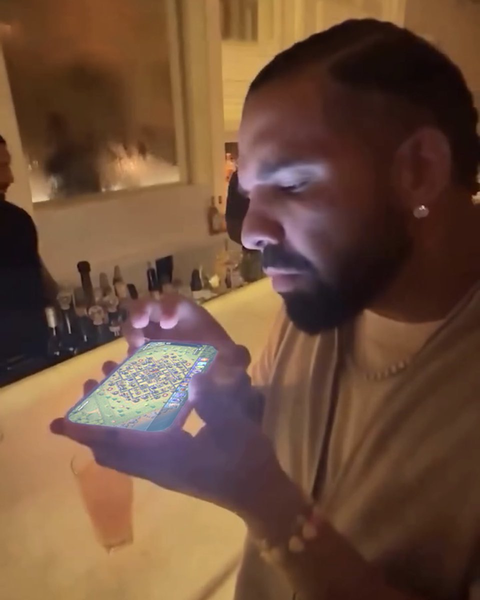 DailyNoud's tweet photo. Drake was spotted playing Clash Of Clans last night at a bar in Toronto. https://t.co/uWzDsUdB3D