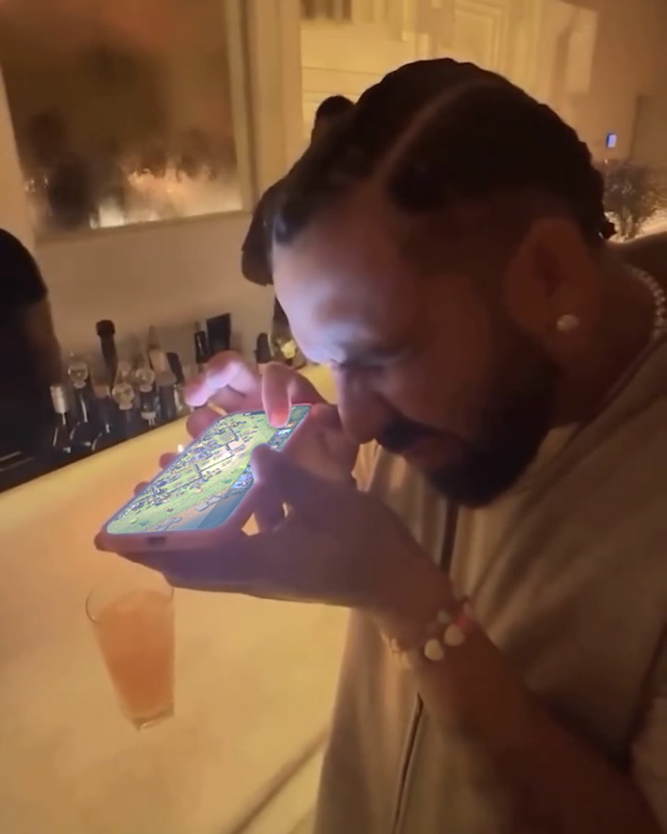 DailyNoud's tweet photo. Drake was spotted playing Clash Of Clans last night at a bar in Toronto. https://t.co/uWzDsUdB3D
