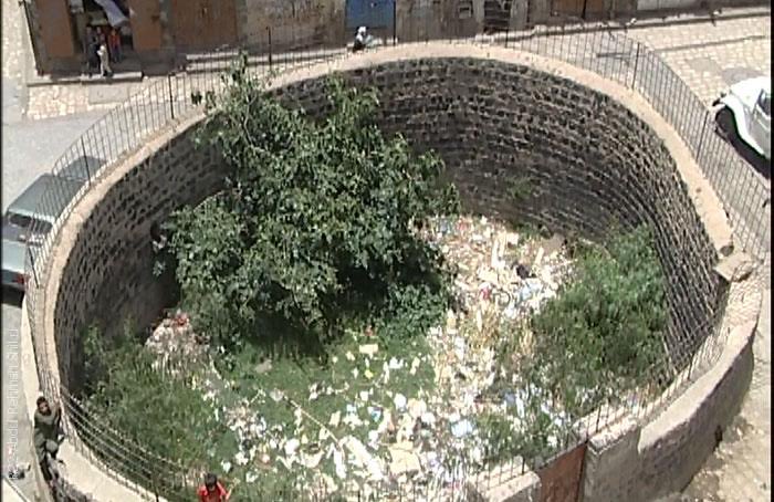 في قلب حارة القطيع بصنعاء القديمة، تقبع حفرة يلفّها سور متهالك، هي ما تبقّى من " القليس" 
" كعبة ابرهة " 
ذلك الصرح الذي لم يُرد له ان يكون مجرد كنيسة، بل مشروعًا دينيًا وسياسيًا صريحًا يكون كعبةً بديلة للكعبة المشرفة.

فحين دخل الأحباش اليمن سنة 525م بقيادة أبرهة الأشرم، أراد