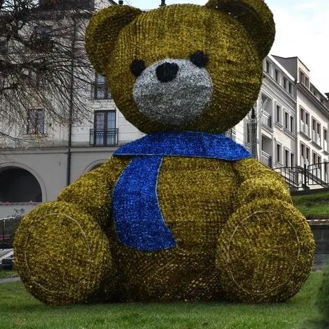 Fastinfoo's tweet image. KONTROWERSJE ZWIĄZANE Z OZDOBĄ ŚWIĄTECZNĄ W PRZEMYŚLU. 

W Przemyślu na rynku, obok fontanny stanęła ozdoba świąteczna - miś nawiązujący do niedźwiedzia, symbolu miasta. 

Kontrowersje wzbudziła jednak kolorystyka misia. Żółto-niebieski kolor według krytyków nawiązuje do barw…