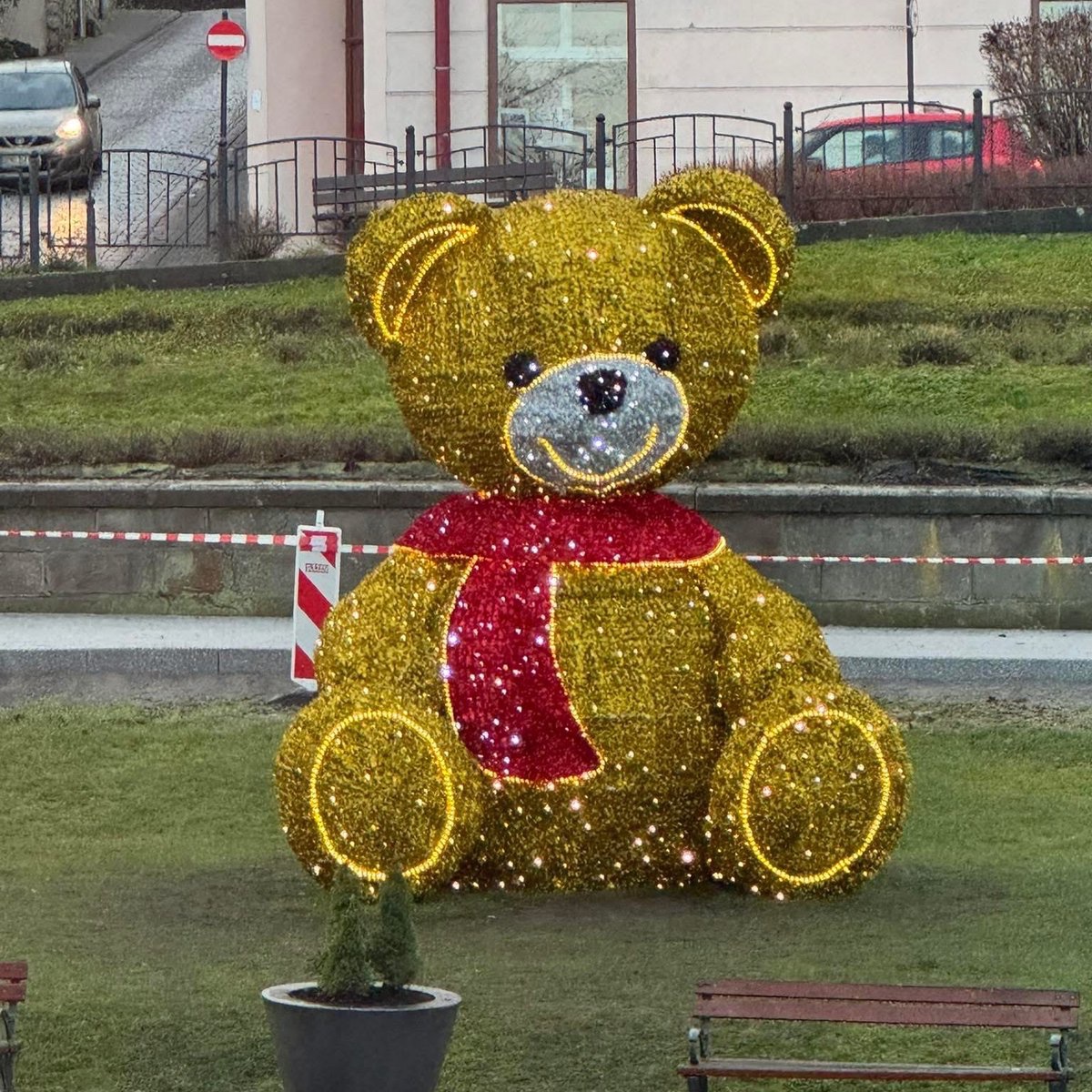 Fastinfoo's tweet image. KONTROWERSJE ZWIĄZANE Z OZDOBĄ ŚWIĄTECZNĄ W PRZEMYŚLU. 

W Przemyślu na rynku, obok fontanny stanęła ozdoba świąteczna - miś nawiązujący do niedźwiedzia, symbolu miasta. 

Kontrowersje wzbudziła jednak kolorystyka misia. Żółto-niebieski kolor według krytyków nawiązuje do barw…