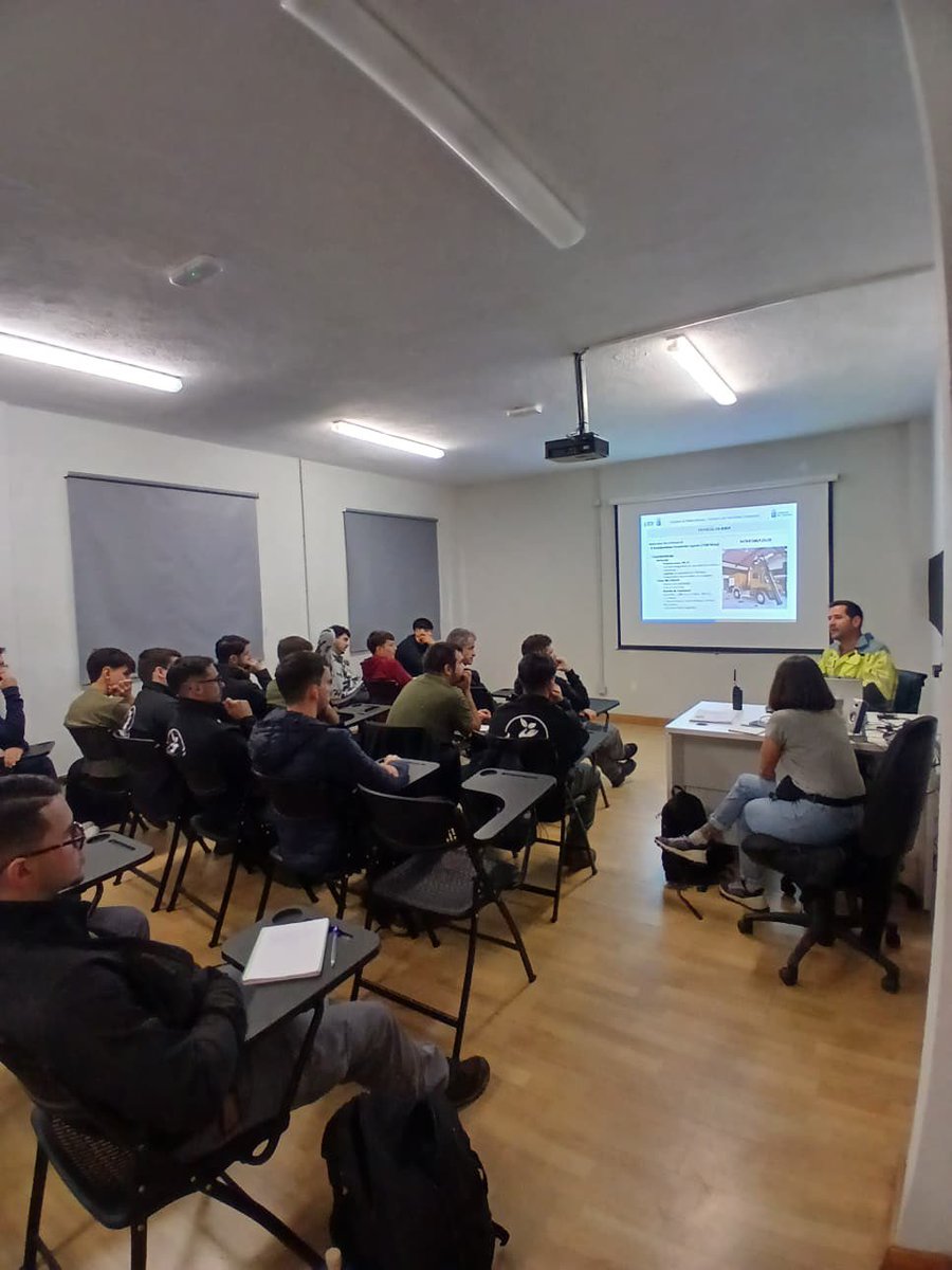 🍁 Esta mañana estudiantes de varios ciclos de la Escuela de Capacitación Agraria de Los Llanos de Aridane han realizado una visita a nuestra base en Breña Alta para conocer en detalle las instalaciones, los vehículos y materiales que utilizamos, y nuestras dinámicas de trabajo.