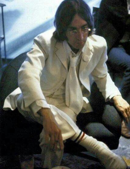 lightsbna's tweet photo. hes so cute in white https://t.co/cleoHyVkDt