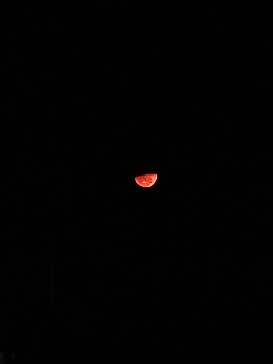 Perception125's tweet photo. This is just a photo I took of a moon from my house and I can see  a face wearing a hat https://t.co/BWfJ94FQSN