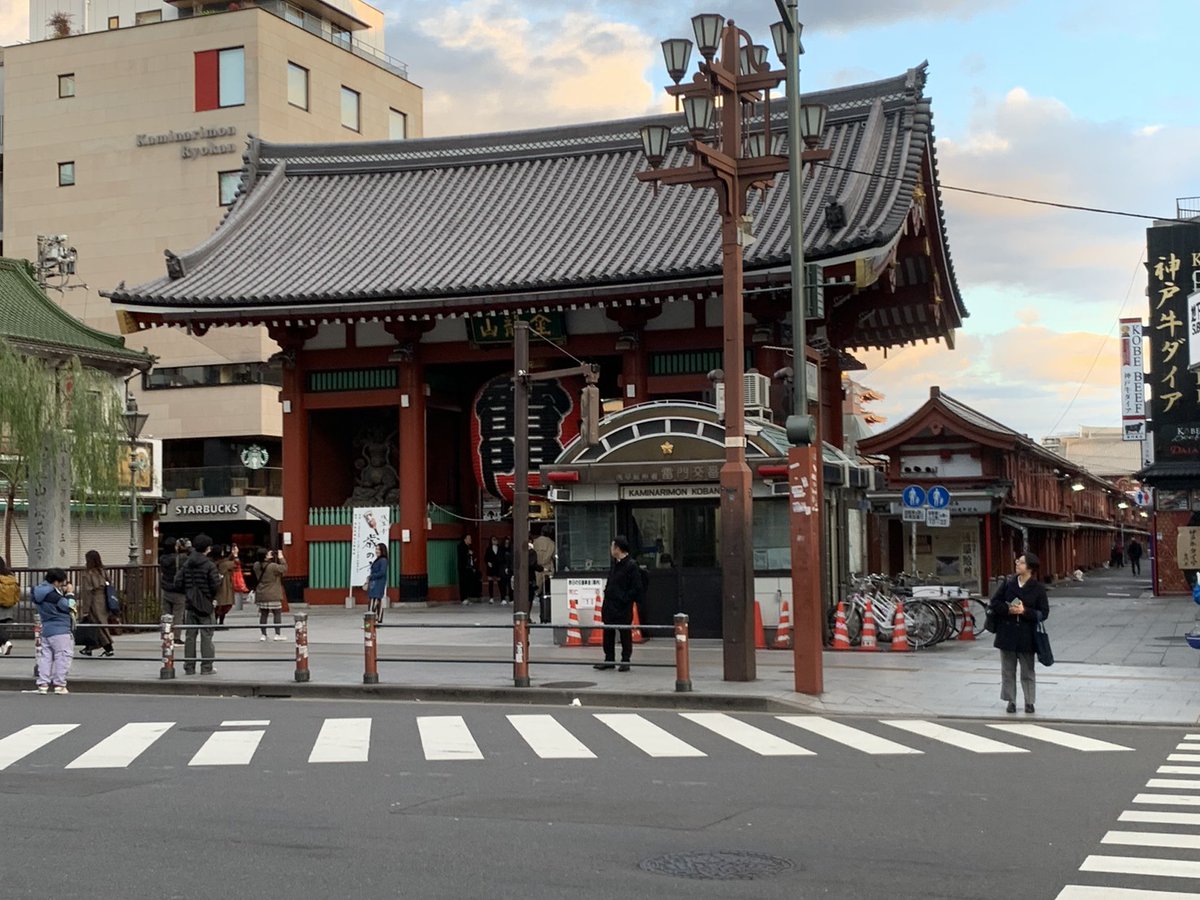 Robobonews's tweet photo. そおいえば
この前は
久々に浅草に行ってきました

やはりいつ行っても
神社という神聖な場所に行くと
心が浄化されますね

ざっと覚えているだけでも
4回は投げ銭したので

あぁ神様、、、、、
どうか
今年こそは
年末ジャンボ＆有馬記念
勝ちますように、、、(*˘꒳​˘人) https://t.co/SpexgSDmQz