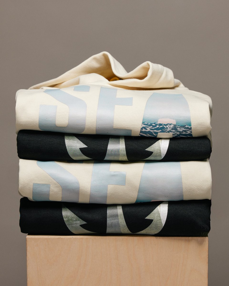 climatepledge's tweet image. . @climatearena’s annual artist collab is here. This season features PNW printmaker @keldajm, whose layered designs echo the @SeattleKraken’s “beneath the surface” identity. Proceeds support @onerooffdn’s environmental justice pillar. bit.ly/4pTpcYk