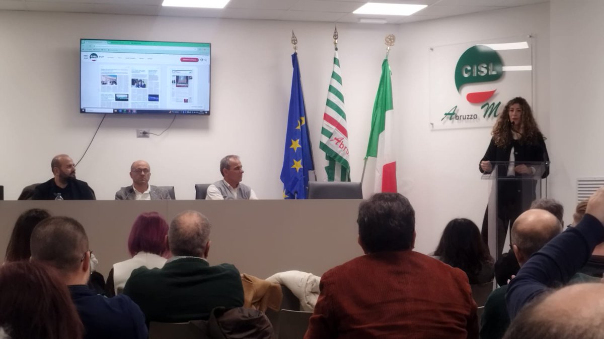 CISLAbruzzoMoli's tweet photo. Il segretario generale #Cisl Giovanni Notaro al consiglio generale della #SlpCisl nel suo intervento ha ricordato l'impegno della #Cisl per un PattoSociale, le modifche alla Legge di bilancio e la mobilitazione del #13dicembre a Roma per rimettere al centro la persona e il lavoro https://t.co/mll5MK4Obq