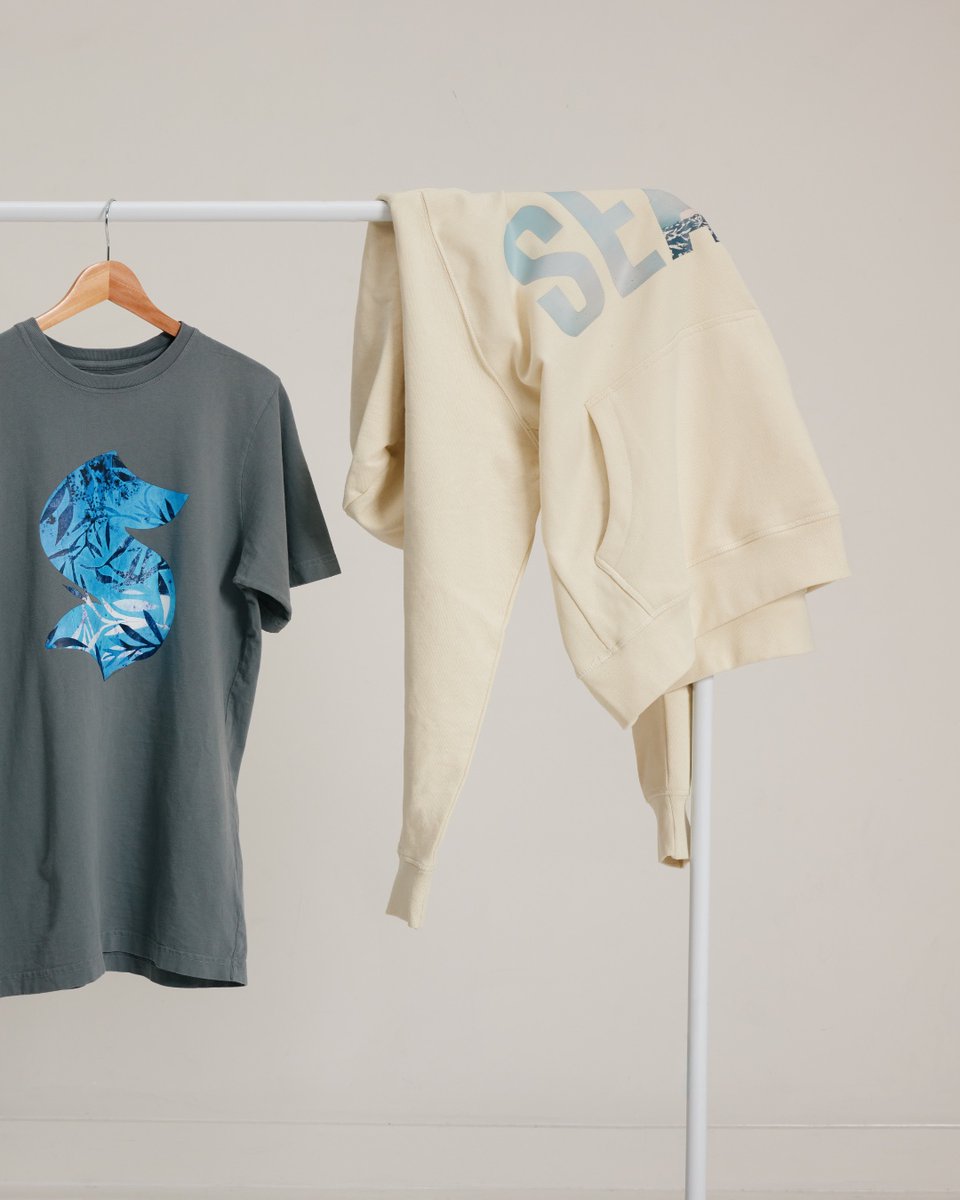 climatepledge's tweet image. . @climatearena’s annual artist collab is here. This season features PNW printmaker @keldajm, whose layered designs echo the @SeattleKraken’s “beneath the surface” identity. Proceeds support @onerooffdn’s environmental justice pillar. bit.ly/4pTpcYk