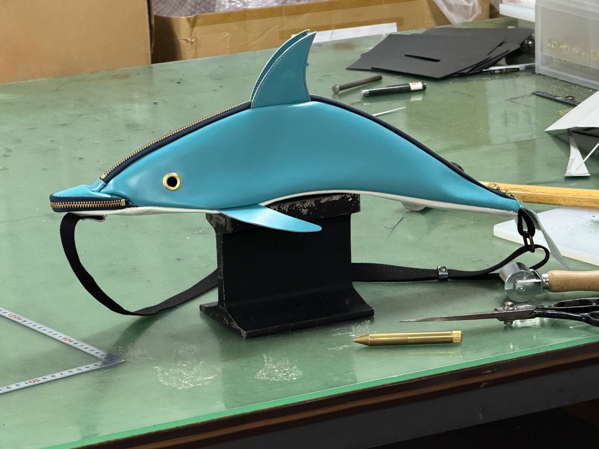 イルカバッグの水色も完成しましたー！ ツヤ感のある牛革を選んだので