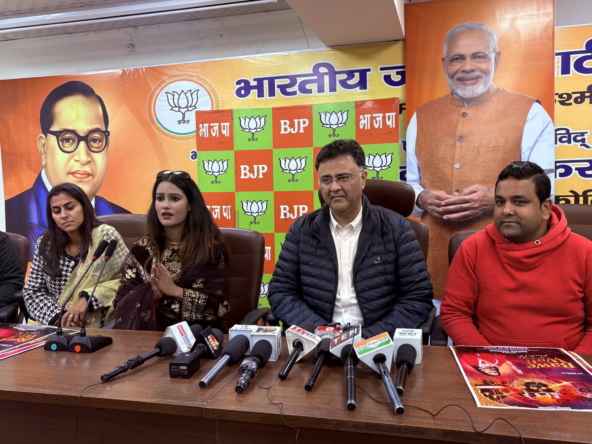 SahilMa00340166's tweet photo. 💐“#Bawe Wali #Aunda Na” released at #BJP headquarters, #Jammu💐
A #devotional bhajan album titled “Bawe Wali Aunda Na” was released by #Vikram Malhotra, BJP J&K #Spokesperson, at a programme held at the party headquarters, #Trikuta Nagar, Jammu.
@iamsatsharmaca @BJP4JnK https://t.co/RRe4BNk7uf