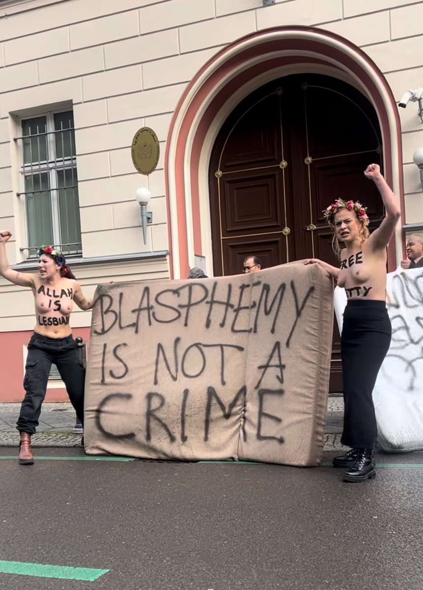 Stephenmevans1's tweet image. Images from protests in Germany and England today calling for the release of Moroccan feminist and human rights defender Ibtissame Betty Lachgar, jailed for peaceful expression. 

Blasphemy is not a crime. #HumanRightsDay #FreeBetty

secularism.org.uk/news/2025/11/h…