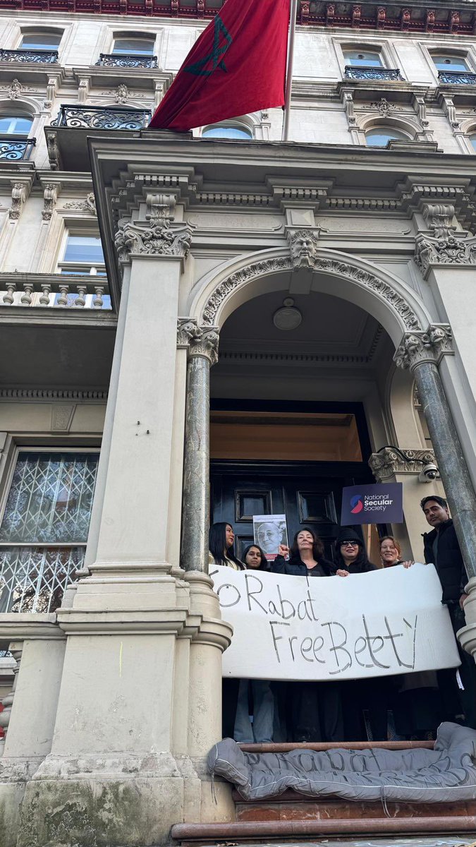 Stephenmevans1's tweet image. Images from protests in Germany and England today calling for the release of Moroccan feminist and human rights defender Ibtissame Betty Lachgar, jailed for peaceful expression. 

Blasphemy is not a crime. #HumanRightsDay #FreeBetty

secularism.org.uk/news/2025/11/h…