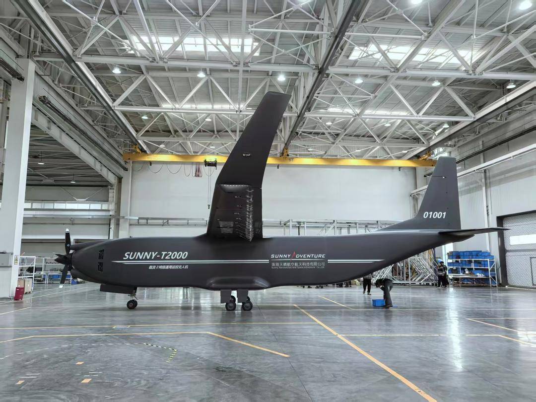 mushablock's tweet photo. A Chinese cargo drone, the SUNNY-T2000, from Shenyang. 

It has a 15-cubic-meter cargo hold, the drone can carry up to 2 tonnes of cargo and has a range of more than 1,000 km at full load.

What a beast. https://t.co/yf9xRBAsjo