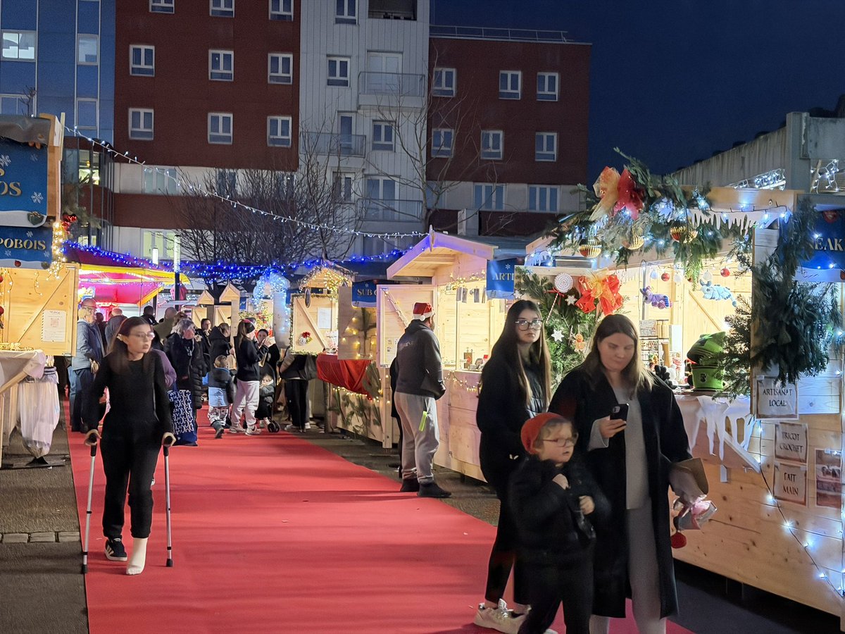 valdereuil_info's tweet photo. Vous étiez plus d’un millier de visiteurs à venir arpenter les allées du Marché de Noël @valdereuil_info pour cette grande ouverture ! On vous attend plus nombreux  encore dès demain à partir de 15h30 🎄✨Ps : on nous dit à l’oreille qu’un gros monsieur va faire son apparition… https://t.co/fcy2QSxhyD