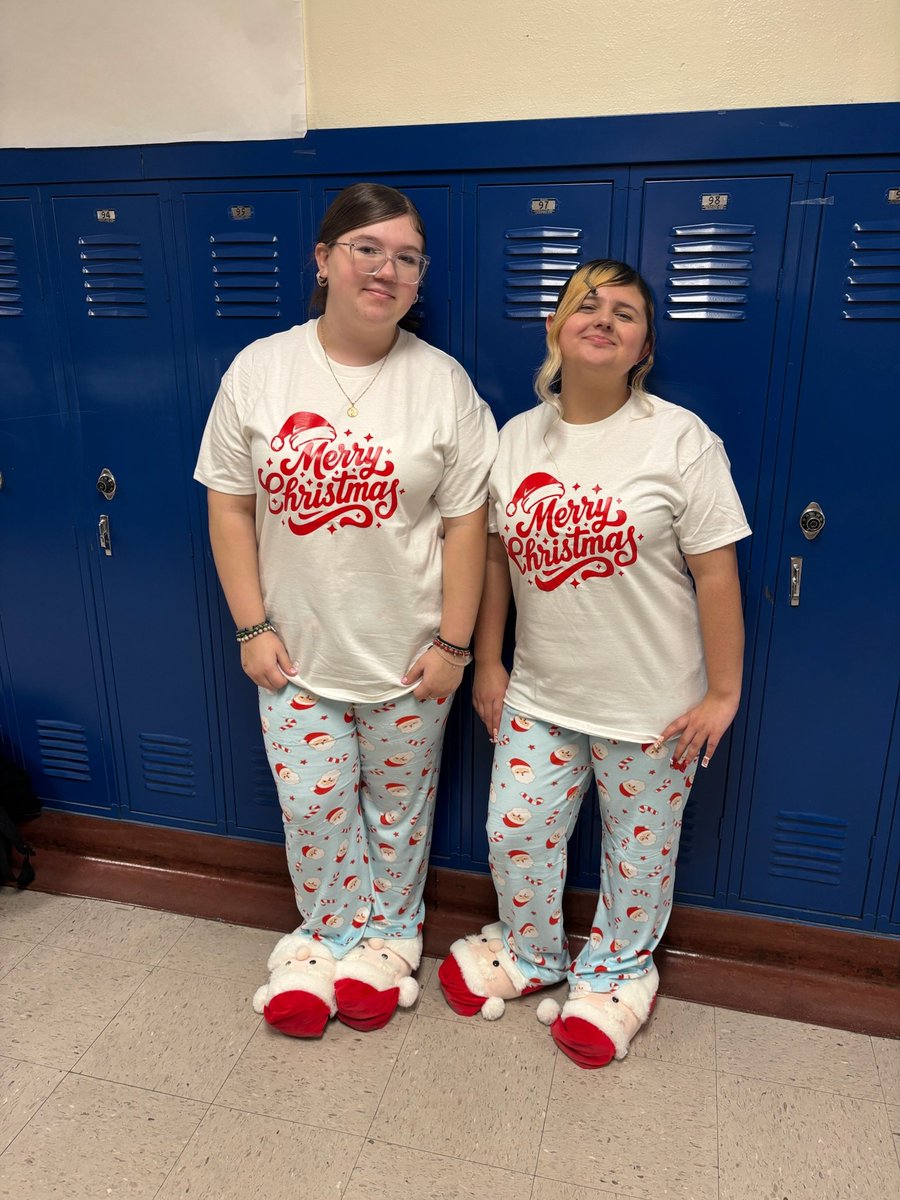 ArgentineSchool's tweet photo. ✨Twin Day was a hit!✨
Staff and students rocked their matching outfits and brought double the holiday cheer today. 👯‍♀️🎄
#TwinDay #HolidaySpiritWeek #MustangPride https://t.co/BFUbV5YFBa