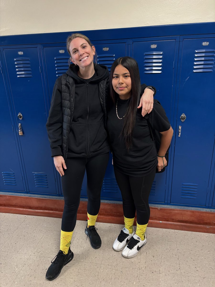 ArgentineSchool's tweet photo. ✨Twin Day was a hit!✨
Staff and students rocked their matching outfits and brought double the holiday cheer today. 👯‍♀️🎄
#TwinDay #HolidaySpiritWeek #MustangPride https://t.co/BFUbV5YFBa