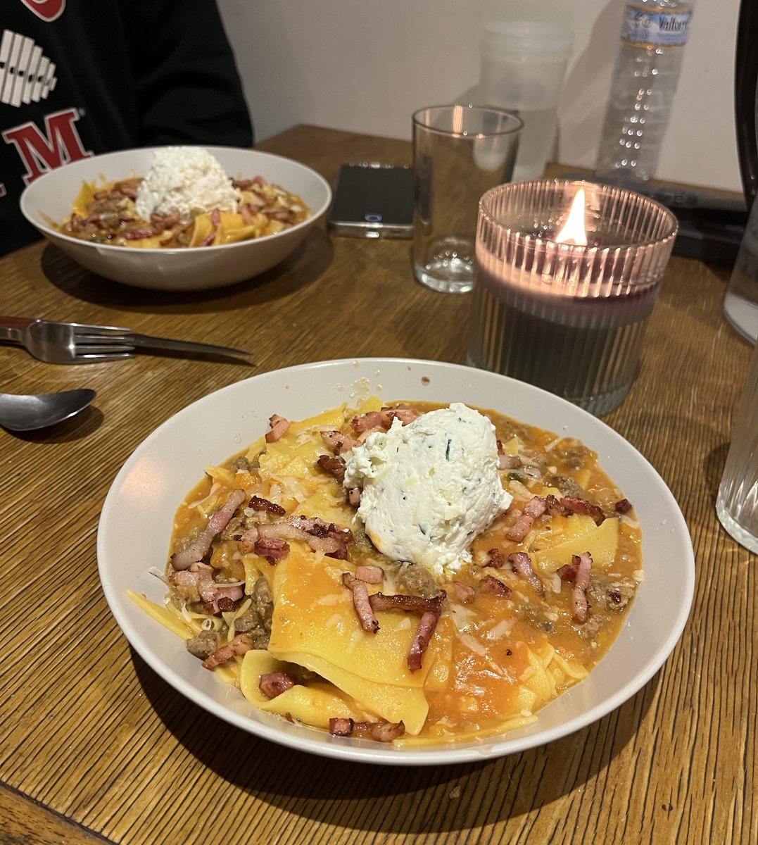 Es que imagina ser mi novio, terminar de trabajar y que te esperen esos cinnamon rolls y este platazo de sopa de lasaña / lasaña deconstruida