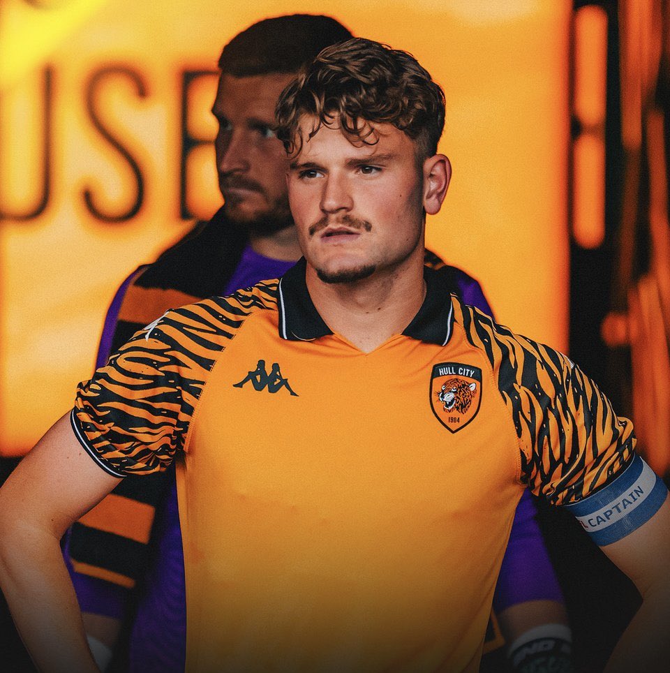 HullCityStats's tweet image. Academy striker Hugh Parker is named on the bench for City tonight.

Well in Hugh! 🇮🇪💪🏼⚫️🟠 #HCAFC