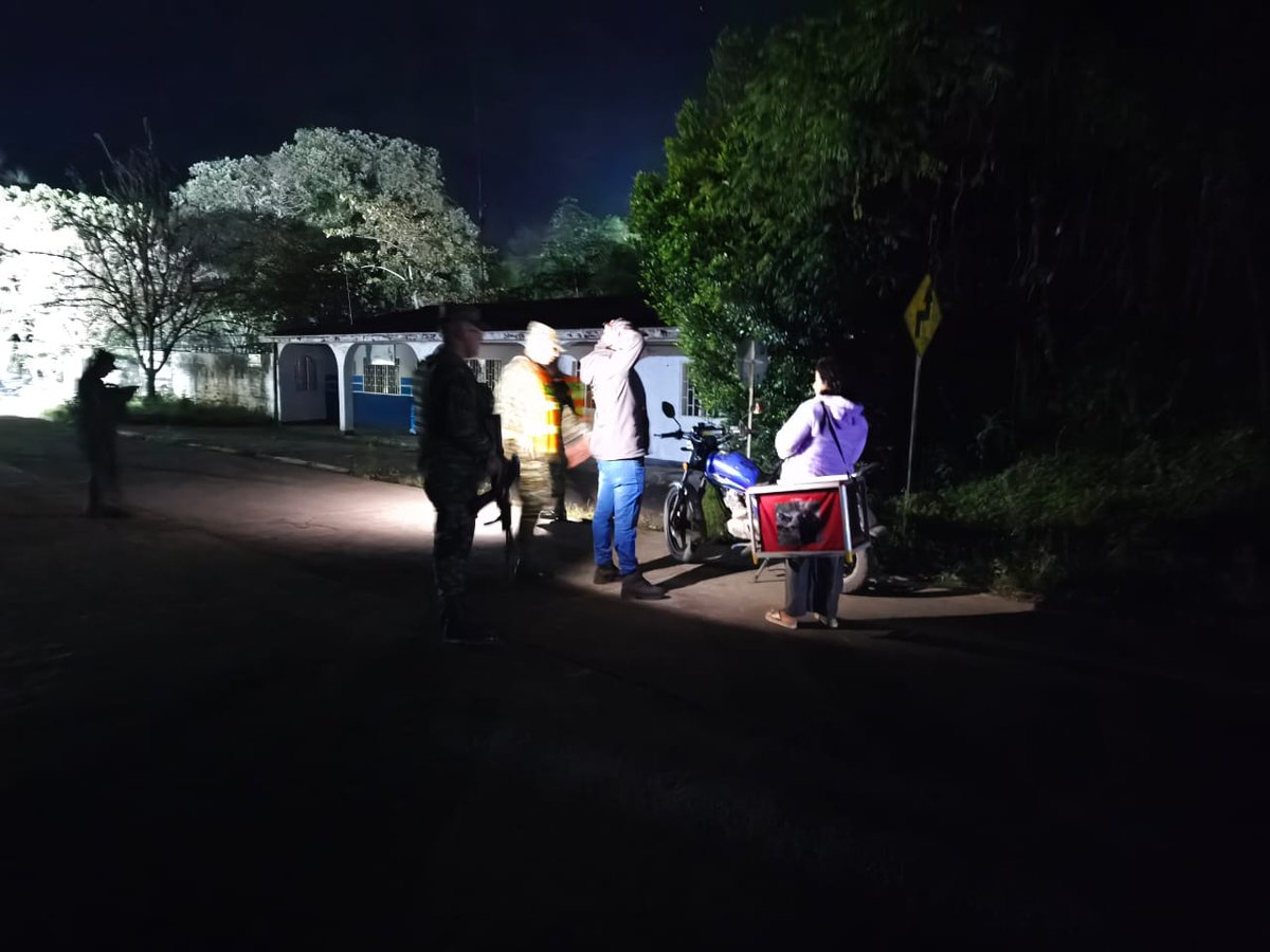 FuerzasMilCol's tweet photo. #ContundeciaOperacional | En Algeciras, tropas de nuestro @COL_EJERCITO en coordinación con @PoliciaColombia capturaron a cuatro presuntos integrantes de la red de apoyo de una estructura residual, afectando su accionar criminal en el oriente del departamento del #Huila
#ConLaFuerzaDeNuestrasFuerzas continuamos atacando las estructuras que delinquen en esta región.
#CumpliendoConLaSeguridadYDefensa