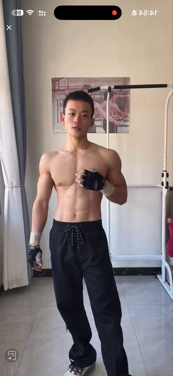 luyi13king's tweet photo. Handsome guy with very low muscle and body fat, the heartbeat of extreme sports, and holding your breath. https://t.co/kSuuMvI5xK
