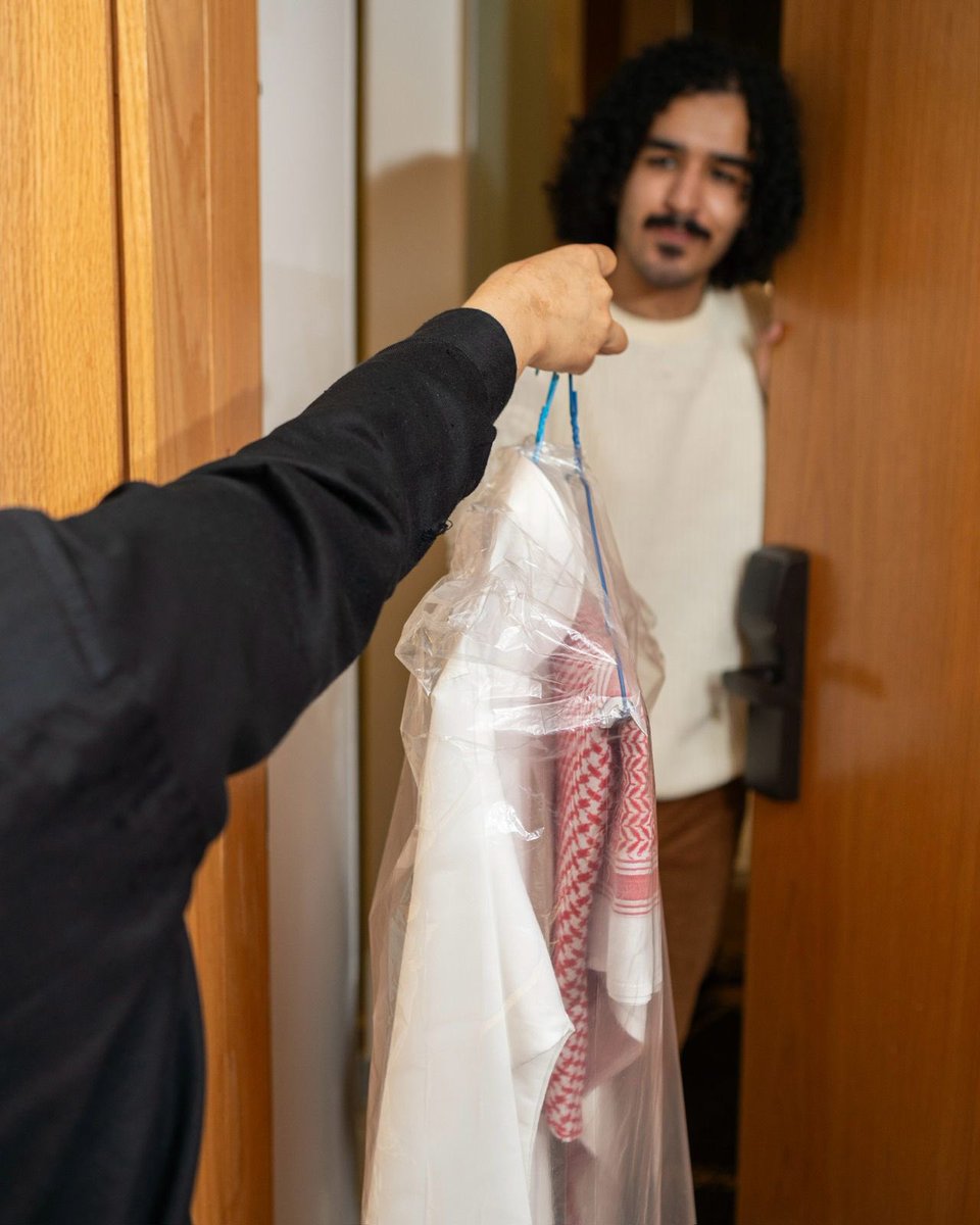 darahotels's tweet photo. الغسيل؟ لا تشيل هم! خدمتك تشمل غسيل الملابس تجيك بسرعة وسهولة 

 خدمة صحيني؟ فريق دارة يحرص دايمًا على الاتصال بك لتنسيق يومك ☎️
وإذا ما رديت، ما عليك… هم يحرصون ويجيوا يدقوا الباب شخصيًا لضمان راحتك وتنظيم يومك.

الأكل؟ المطعم مفتوح ويقدّم لك كل اللي تحتاجه في غرفتك 🍽️ https://t.co/rG7NSRyr0t