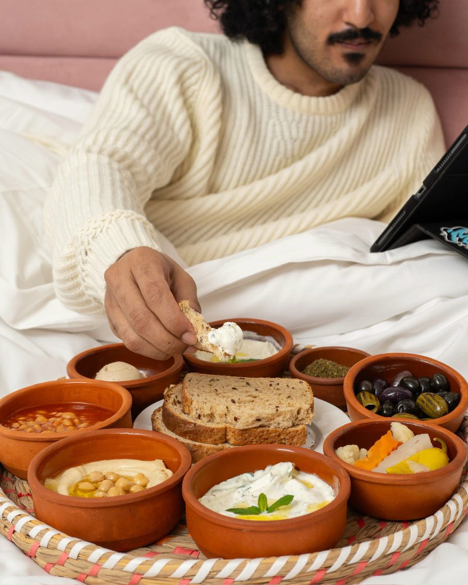 darahotels's tweet photo. الغسيل؟ لا تشيل هم! خدمتك تشمل غسيل الملابس تجيك بسرعة وسهولة 

 خدمة صحيني؟ فريق دارة يحرص دايمًا على الاتصال بك لتنسيق يومك ☎️
وإذا ما رديت، ما عليك… هم يحرصون ويجيوا يدقوا الباب شخصيًا لضمان راحتك وتنظيم يومك.

الأكل؟ المطعم مفتوح ويقدّم لك كل اللي تحتاجه في غرفتك 🍽️ https://t.co/rG7NSRyr0t