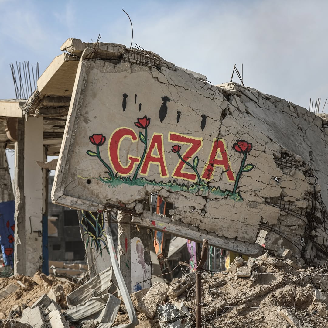 OnlinePalEng's tweet photo. Palestinian artists decorate the rubble in Al-Maghazi camp, central Gaza, with powerful murals symbolizing resilience and hope. 

Photo Credit: Ramzi Abu Amer https://t.co/OBIwEY49OG