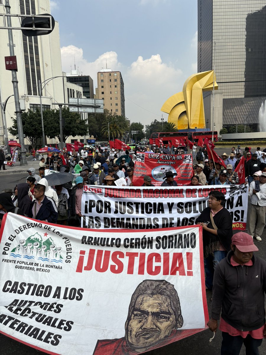 Hoy, día internacional de los #DDHH, cientos de indígenas, campesinos, personas humildes y sencillas de diversos estados de la República Mexicana 🇲🇽 se movilizan en la #CDMX para exigir una Mesa Nacional de Trabajo que aborde las problemáticas de estos sectores sociales.