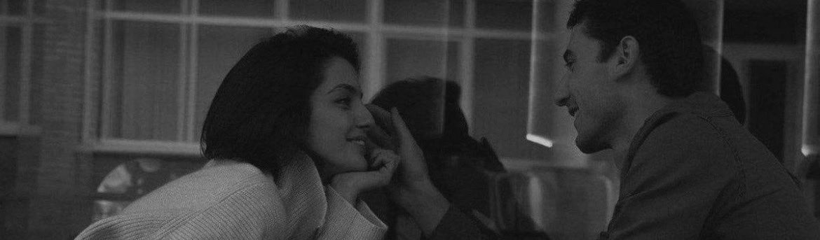 مساء الخييير .. 
مما قيل في الغزل : 
دموعك الي من عيونك ترتحل
وتنزل على نور الخدود الحانيه

لانك قمر اقول لا سال الكحل
عان القمر ينشق .. مره ثانيه

الوجه هذا صدق ولا منتحل
والواسعه ذي عين .. ولا آنيه

الواضح ان الحور فالجنه تحل
وشلون جيتي فالحياه الفانيه ؟