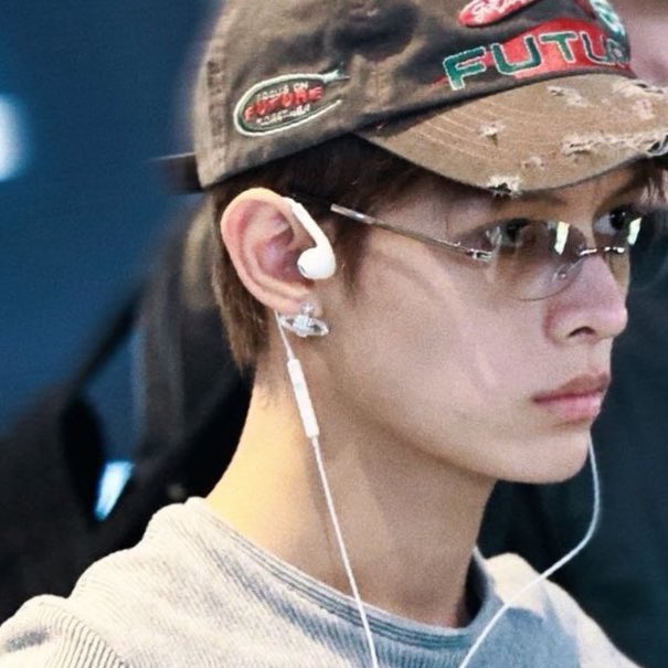 jjudior's tweet image. i luv when james wears his vivi earring