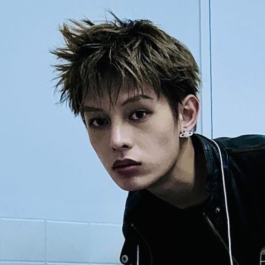 jjudior's tweet image. i luv when james wears his vivi earring