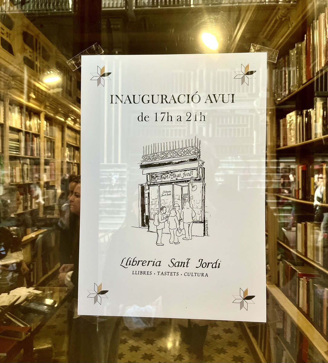La llibreria Sant Jordi ha renascut convertida en l’Espai Sant Jordi. És al carrer Ferran 41 de Barcelona. Aneu-hi a comprar llibres, a un acte cultural, a fer un cafè o a dinar. Un heroi ha impedit que sigui una botiga sense ànima. Recuperem la nostra ciutat amb ungles i dents.