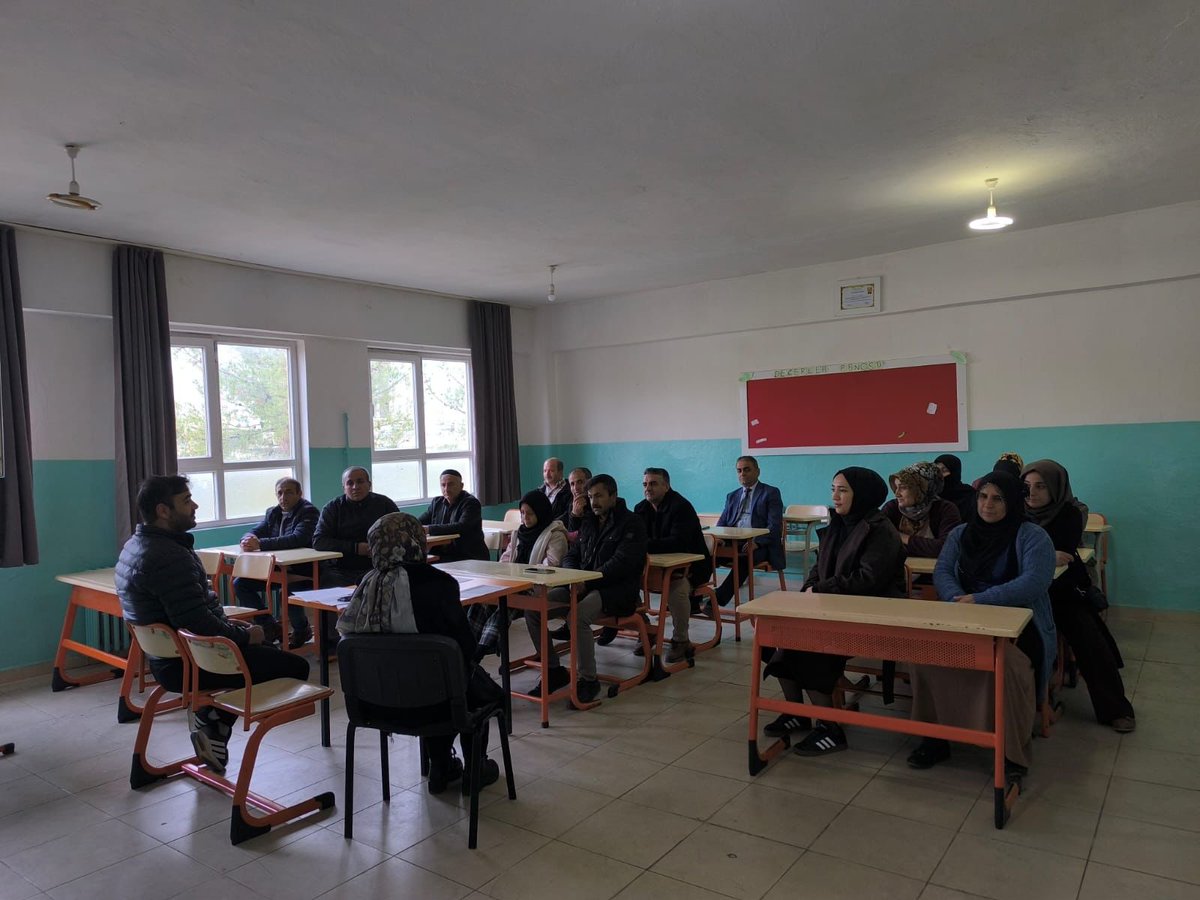 Her ay düzenlediğimiz veli toplantılarına devam ediyoruz. Aralık ayı 1. Dönem 3. Veli toplantımızı yaptık. 
dargecitiho.meb.k12.tr/icerikler/veli…
<a href="/Dargecit_MEM/">Mardin Dargeçit ilçe Milli Eğitim Müdürlüğü</a>
 
<a href="/menesipek/">Muhammed Enes İpek</a>
 
<a href="/Selmangez/">Selman gezici</a>