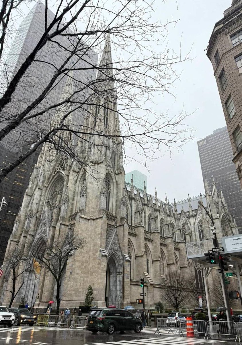 Eleanor012wv's tweet image. I usually hate the rain, but there’s something magical about seeing NYC like this on a rainy day 🌧️🖤#NYCViews #RainyDayVibes #CityMagic #UrbanMood #GothamCity #NYCLove #CityLife #RainyStreets #UrbanBeauty #Cityscape