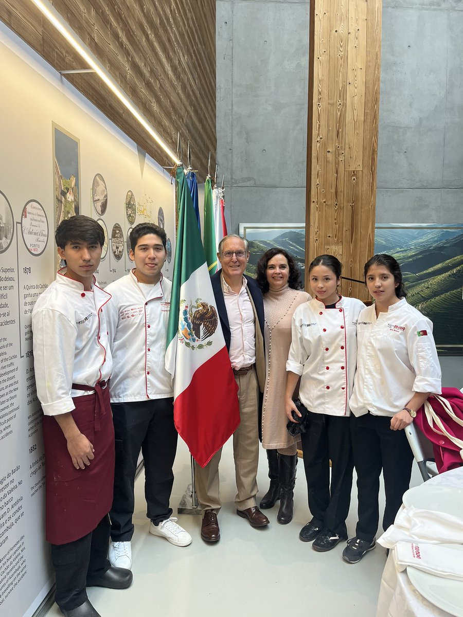 BrunoBFigueroa's tweet photo. Enorme satisfacción haber abierto camino para que 9 jóvenes mexicanos estudien gastronomía en la Escuela Profesional del Alto Douro #ESPRODOURO y alegría al escuchar felicitaciones de parte del alcalde de São João da Pesqueira por ser”ejemplos de educación e integración” 🇲🇽🏆1/2 https://t.co/49AHON7CTd