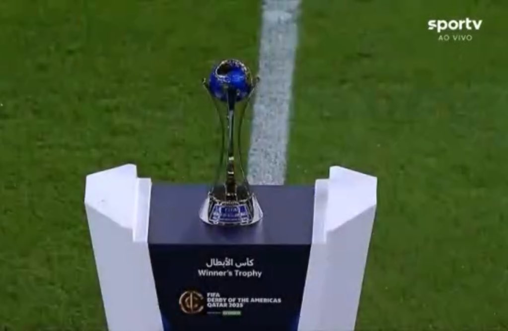 golsdobrasil1's tweet photo. 🚨 O Flamengo é o primeiro SUL-AMERICANO a conquistar o Derby das Américas da Copa Intercontinental! 🇧🇷🏆

📸 Reprodução/Sportv https://t.co/hqXAhBhSyQ