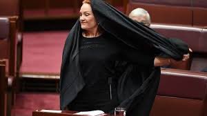 PoliticayModa's tweet photo. Una diputada Vox Murcia aparece con niqab para tratar prohibición tapar el rostro en espacios públicos. El show se lo ha copiado a senadora australiana extrema dcha que hizo el mismo espectáculo hace sólo 2 semanas.
Es que ni originales pueden ser… #alertacaspa https://t.co/F9p0rTIKp2