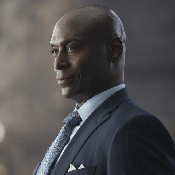 Acervothaliag's tweet photo. tamara smart com a gravata em homenagem ao Lance Reddick antigo zeus que faleceu 😭 https://t.co/qqBGZ1VRRP