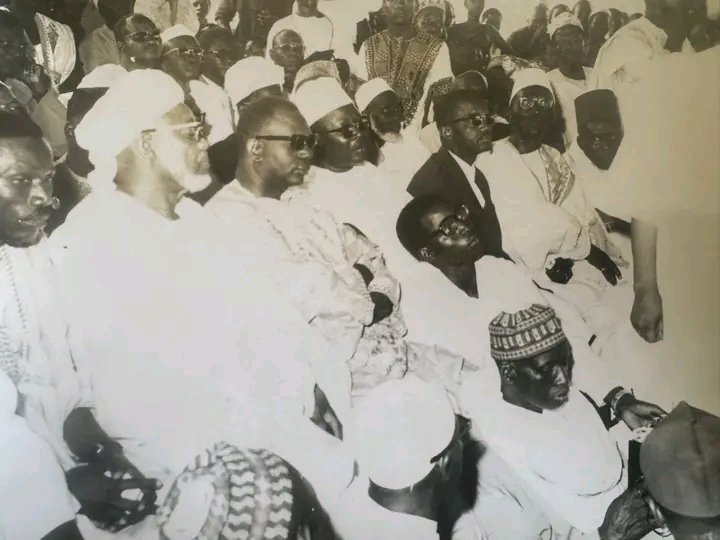 Il était le plus remarquable en toute assemblée, Yūsufu d-Dahrihi: le Joseph de son époque.

(Vous avez remarqué aussi que Seydi Aliy Cissé mo Baay rek ladoon xool, Eskëy 😅)