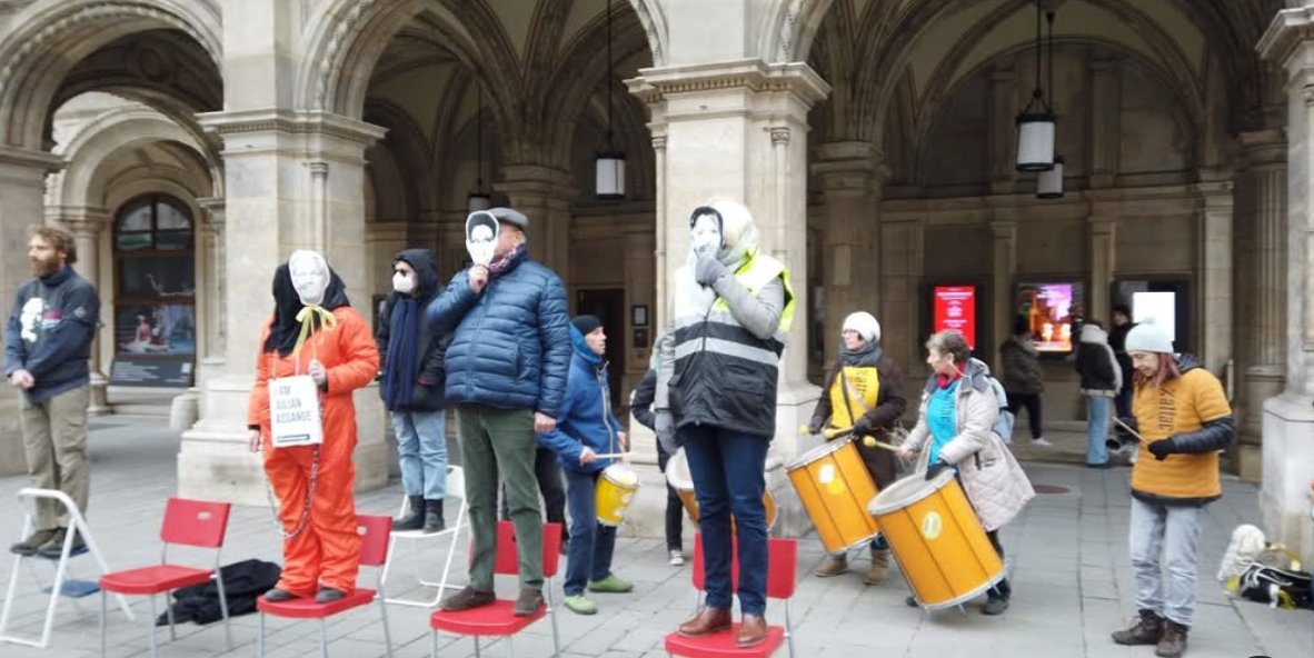 normale_at's tweet photo. #BringYourChair #FreeAssange Vienna Opera on #HumanRightsDay Dec 10, 2022
mit deutschen Untertiteln, english subtitled, con subtítulos en español, con subtítulos en portugués, avec sous-titres français, con sottotitoli in italiano, с русскими субтитрами
https://t.co/33QQhyJ4Wl https://t.co/gfkfrTzUI4