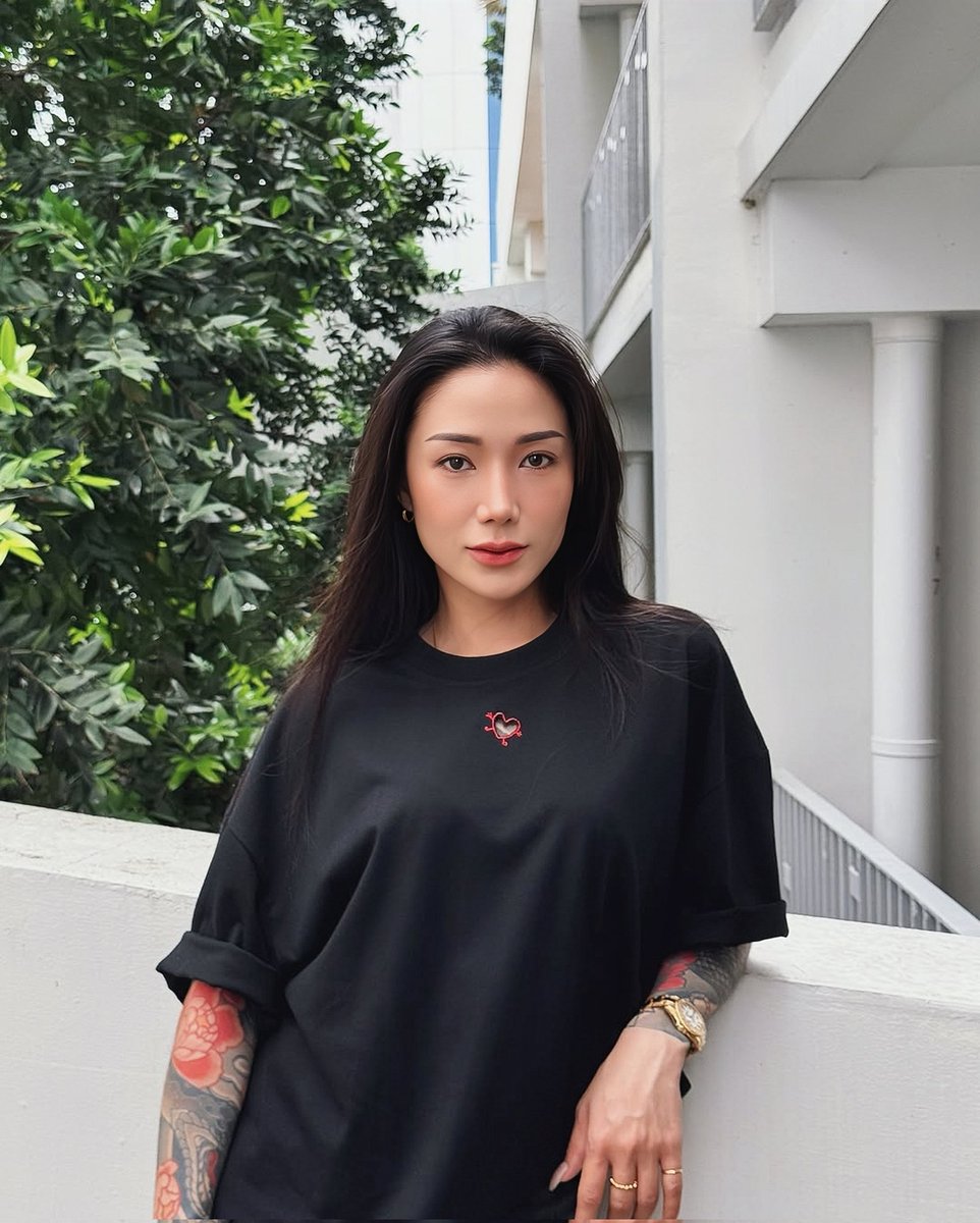 vnghtsky's tweet image. ⠀⠀⠀

                                   Beauty with bite &amp;amp;
                       If I look calm, you should worry.