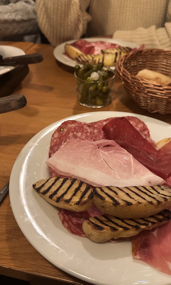 MoveItJo's tweet image. Oui oui allez raclette à volonté, patates à volonté merci et remettez moi une demi meule de fromage