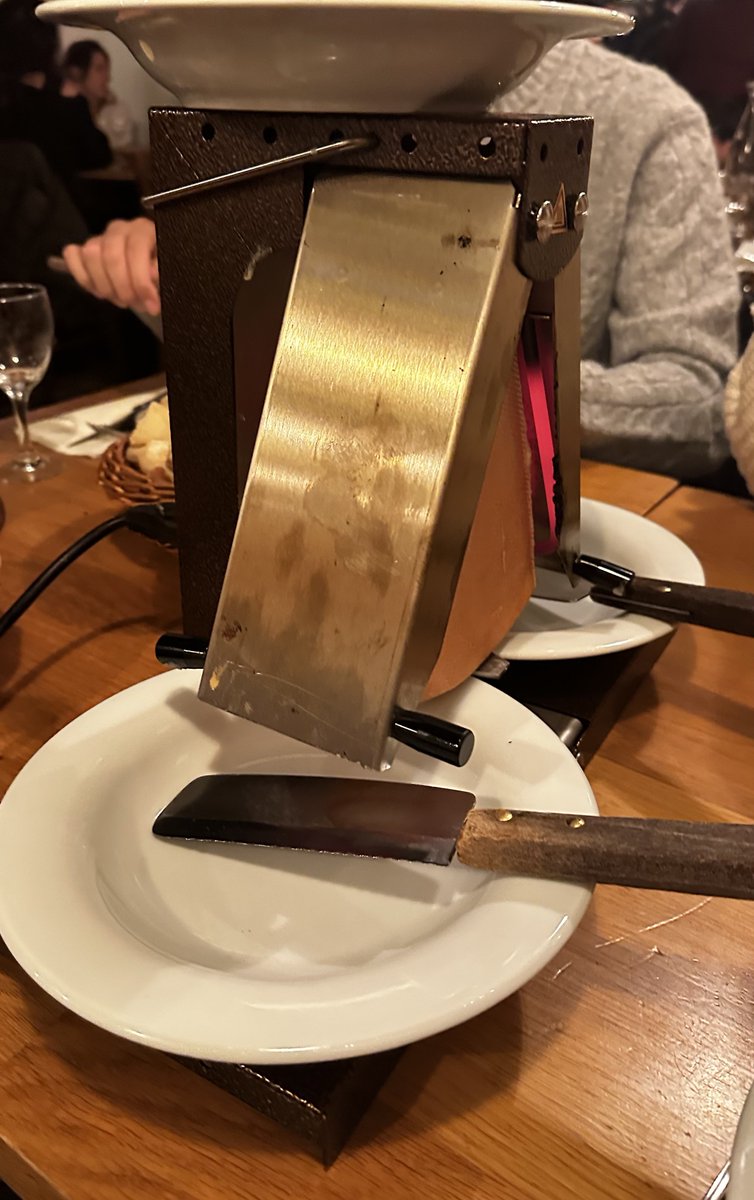 MoveItJo's tweet image. Oui oui allez raclette à volonté, patates à volonté merci et remettez moi une demi meule de fromage